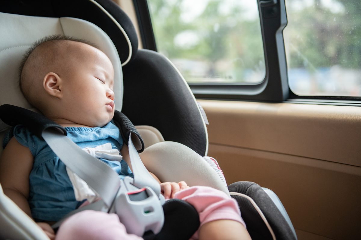 Сон детское кресло. Слип кар. Sleepy children in a car. Baby in car.